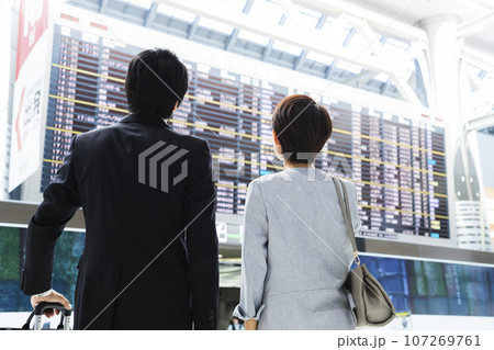 空港から出張をする若い男女のビジネスマン 空港から出張をする若い男女のビジネスマン 107269761