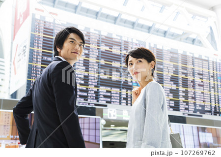 空港から出張をする若い男女のビジネスマン 107269762