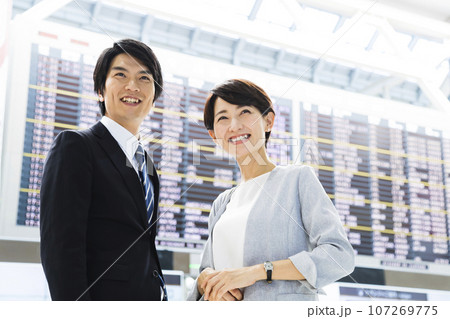 空港から出張をする若い男女のビジネスマン 空港から出張をする若い男女のビジネスマン 107269775