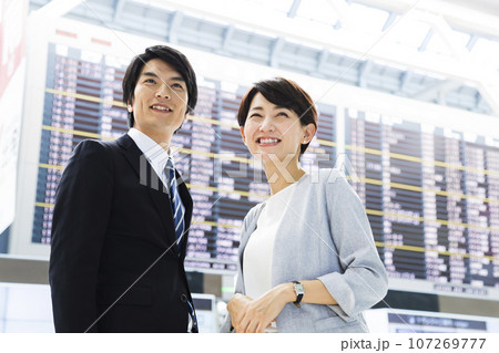 空港から出張をする若い男女のビジネスマン 107269777