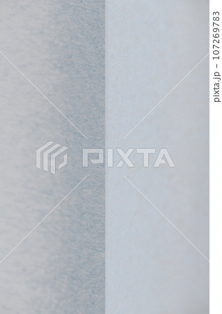 和紙による明暗イメージの背景素材 107269783