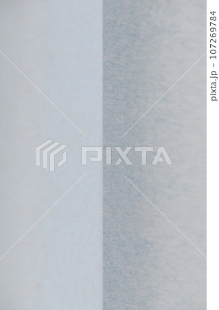 和紙による明暗イメージの背景素材 107269784