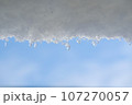 軒先の雪と雫 107270057