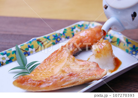 脂の乗った鮭カマ塩焼き(醤油がけ) 脂の乗った鮭カマ塩焼き(醤油がけ) 107270393