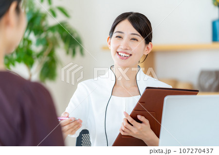 エステティシャンの若い女性 107270437