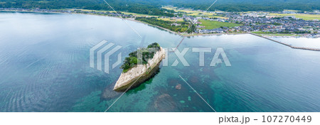 「石川県」能登の観光名所 見附島(別名軍艦島)を上空から撮影 「石川県」能登の観光名所 見附島(別名軍艦島)を上空から撮影 107270449