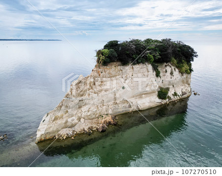 「石川県」能登の観光名所　見附島（別名軍艦島）を上空から撮影 107270510