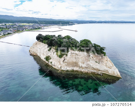 「石川県」能登の観光名所　見附島（別名軍艦島）を上空から撮影 107270514