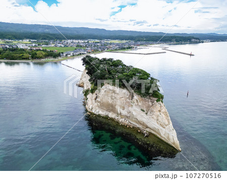 「石川県」能登の観光名所　見附島（別名軍艦島）を上空から撮影 107270516