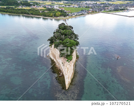 「石川県」能登の観光名所　見附島（別名軍艦島）を上空から撮影 107270521