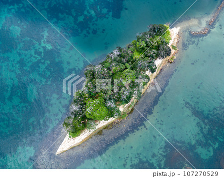 「石川県」能登の観光名所　見附島（別名軍艦島）を上空から撮影 107270529