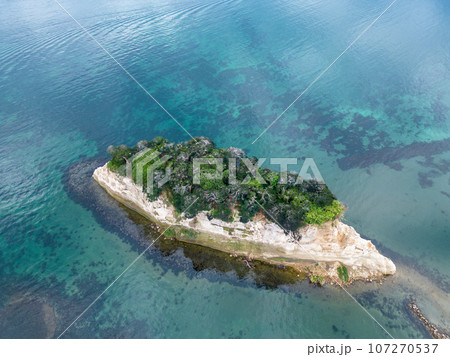 「石川県」能登の観光名所　見附島（別名軍艦島）を上空から撮影 107270537