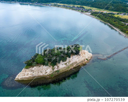 「石川県」能登の観光名所　見附島（別名軍艦島）を上空から撮影 107270539