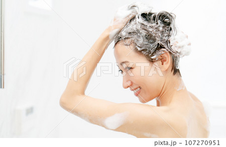 シャンプーをする女性 107270951