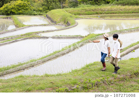 田んぼと若い夫婦 107271008