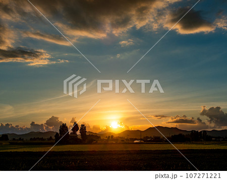 秋田県大仙で出会った美しい夏の夕暮れ 秋田県大仙で出会った美しい夏の夕暮れ 107271221