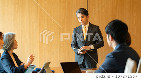 ビジネスシーン　会議 107271557