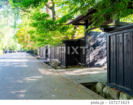 趣深い角館の武家屋敷の夏景色　歴史的街並み 107271625
