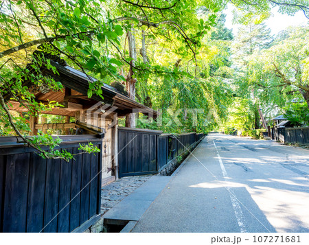 趣深い角館の武家屋敷の夏景色 歴史的街並み 趣深い角館の武家屋敷の夏景色 歴史的街並み 107271681