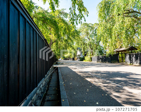 趣深い角館の武家屋敷の夏景色　歴史的街並み 107271705