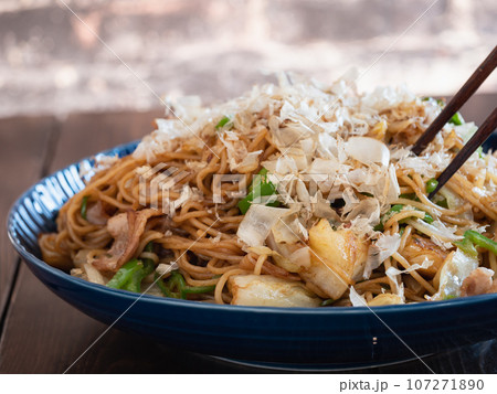 豚肉とピーマンとキャベツのソース焼きそば。 107271890