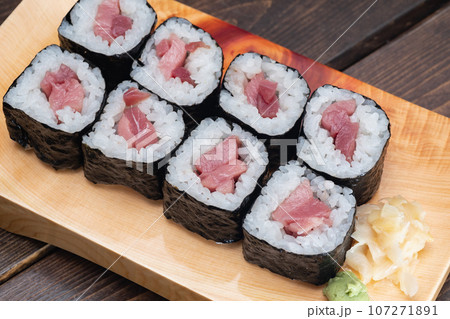 本鮪のネギトロ。酢飯と海苔で刺身を巻いた寿司。 107271891