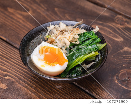 ほうれん草のお浸しと半熟ゆで卵。 107271900