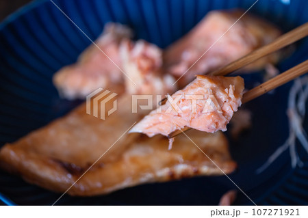 朝食のおかずの定番、焼き鮭。 朝食のおかずの定番、焼き鮭。 107271921