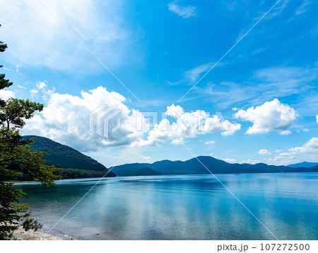すがすがしい夏の田沢湖の景色 107272500