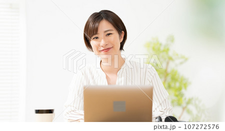 パソコン　女性　部屋　ビジネス 107272576