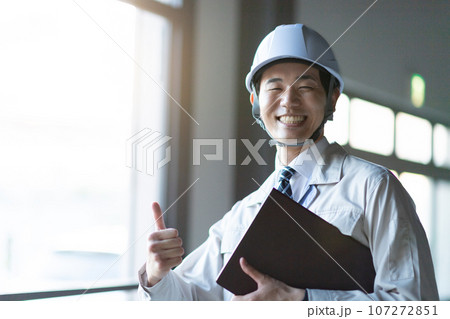 作業着を着た男性 作業着を着た男性 107272851