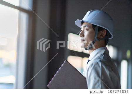 作業着を着た男性 作業着を着た男性 107272852