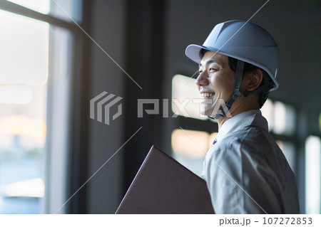 作業着を着た男性 作業着を着た男性 107272853