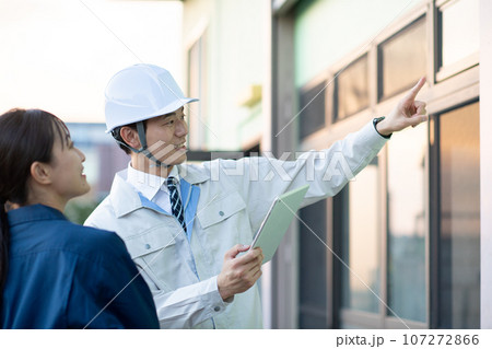 作業着を着た男性 107272866