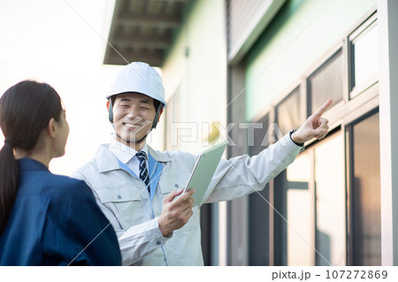 作業着を着た男性 107272869