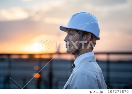 作業着を着た男性 107272876