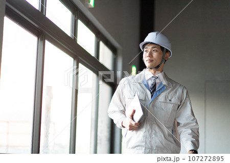 作業着を着た男性 107272895