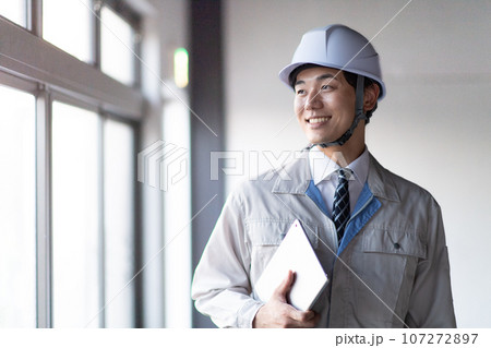 作業着を着た男性 107272897