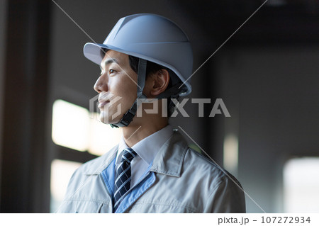 作業着を着た男性 107272934