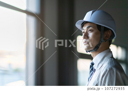 作業着を着た男性 107272935