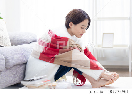 足の冷えを温める女性 足の冷えを温める女性 107272961