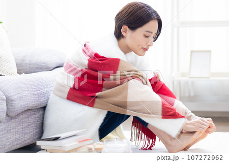 足の冷えを温める女性 足の冷えを温める女性 107272962