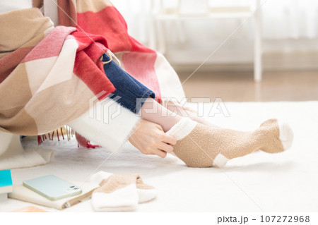 暖かい靴下を履く女性の足元 暖かい靴下を履く女性の足元 107272968