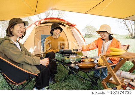 キャンプを楽しむ若い男女・アウトドアイメージ 107274759