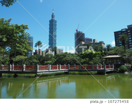 台北の中山公園・翠湖から台北101を望む 107275458