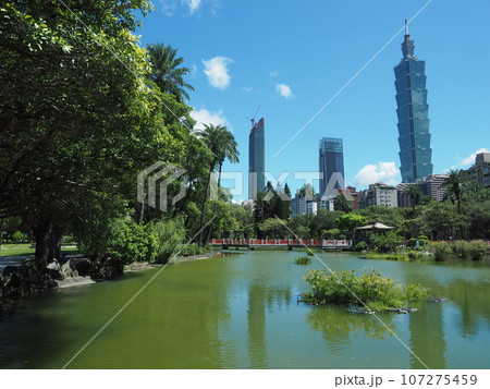 台北の中山公園・翠湖から台北101を望む 107275459