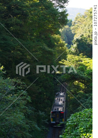 山間を行くローカル列車 久留里線 君津市 山間を行くローカル列車 久留里線 君津市 107275741