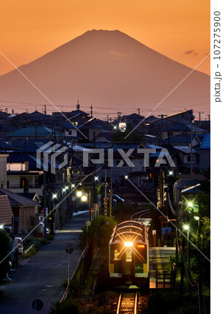 夕焼けの富士山と上総清川駅　久留里線　木更津市 107275900