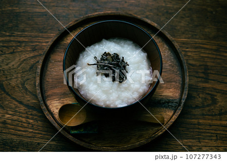 塩昆布の七分粥（おかゆ・お粥）　スプーン 107277343