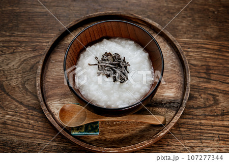 塩昆布の七分粥（おかゆ・お粥）　スプーン 107277344